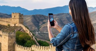 Туристка в Дагестане столкнулась с блокировкой Телеграм. Иллюстрация создана «Кавказским узлом» с помощью ИИ в программе Photoshop 