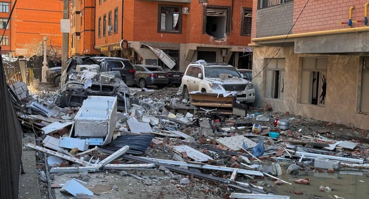 Последствия взрыва на улице Гапцахской. Фото пресс-службы администрации Махачкалы https://t.me/makhachkalaofficial/7803