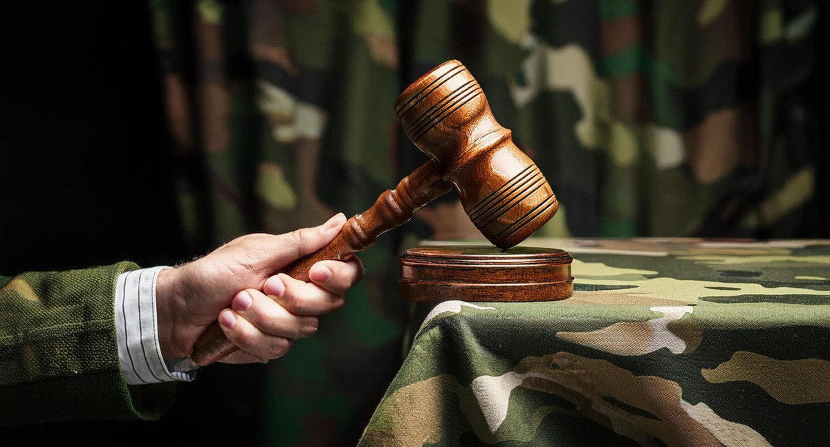 Военный суд. Иллюстрация создана "Кавказским узлом" с помощью ИИ в программе Photoshop