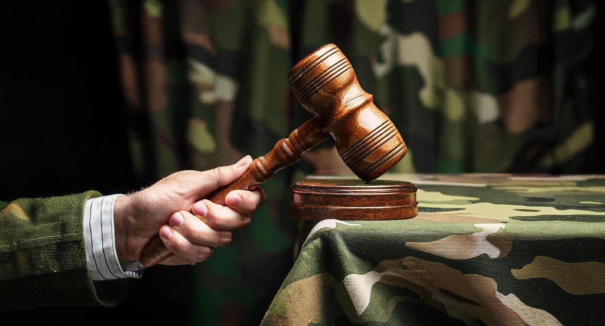 Военный суд. Иллюстрация создана "Кавказским узлом" с помощью ИИ в программе Photoshop
