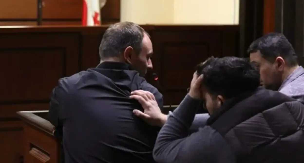 Георгий Чикваидзе (слева) в зале суда. Фото: TV Pirveli