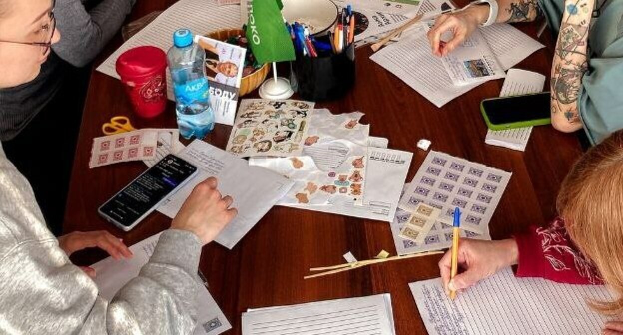 Участники вечера писем политзаключенным в одном из региональных отделений партии "Яблоко". Фото: пресс-служба партии / https://www.yabloko.ru/cat-news/2025/03/20