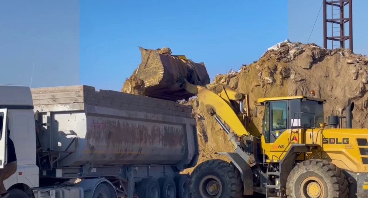 Вывоз с площадки временного хранения песка с мазутом. Фото t.me/opershtab23