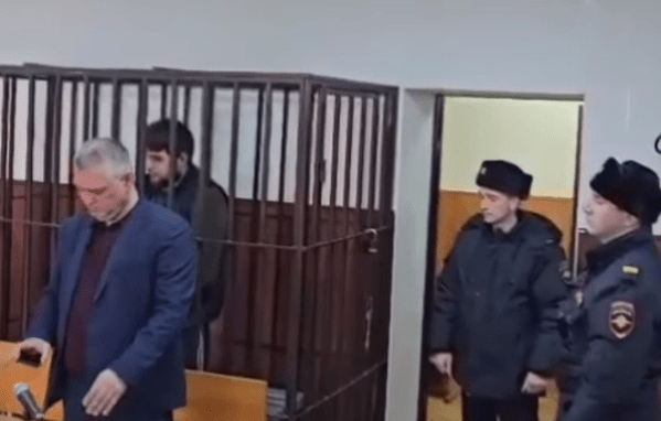 Мастер газовой службы в суде (в клетке). Стоп-кадр видео Ленинского суда Махачкалы  от 29.03.25, https://vk.com/public217975679?z=clip-217975679_456239020%2Fb313ef693b8e25e457%2Fpl_wall_-217975679.