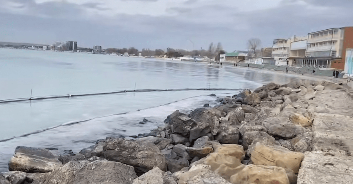 Камни после очистки от мазута. Стоп-кадр видео из Telegram-канала оперштаба Краснодарского края от 28.03.25, https://t.me/opershtab23/12990.