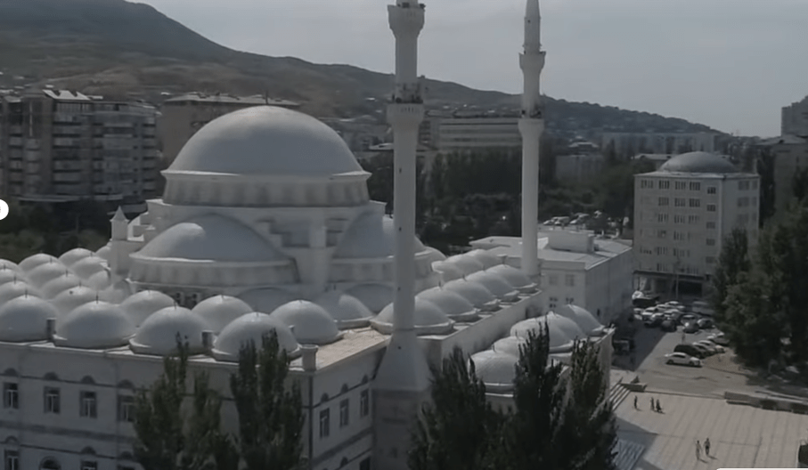 Центральная джума-мечеть Махачкалы. Скриншот видео с сайта мечети, https://masdjid.ru/
