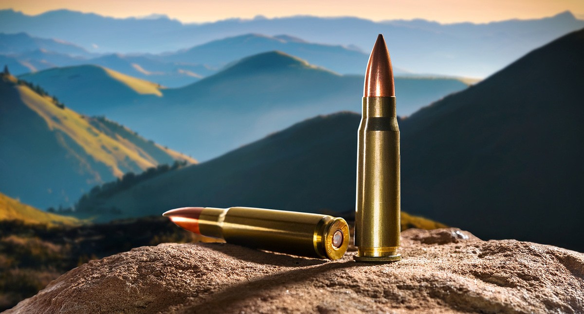 Патроны от автомата. Иллюстрация создана «Кавказским узлом» с помощью ИИ в программе Photoshop