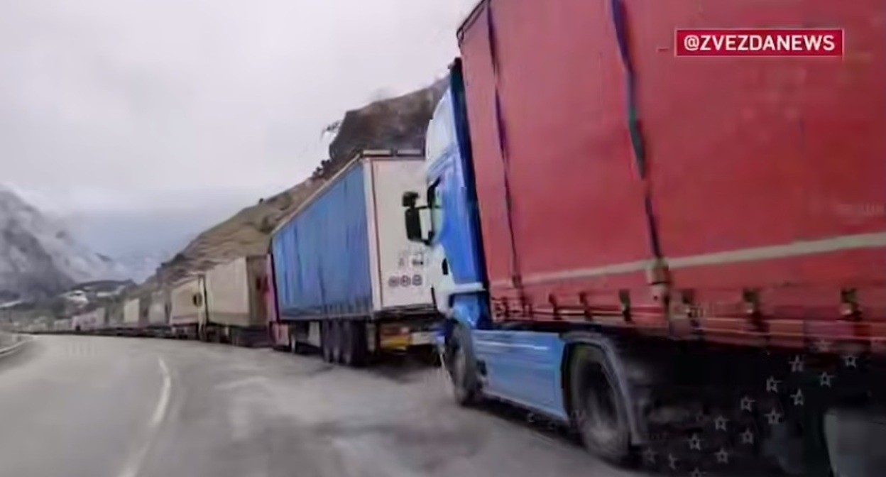 Очередь из машин перед КПП "Верхний Ларс". Кадр видео из телеграм-канала Zvezdanews https://t.me/zvezdanews/154373