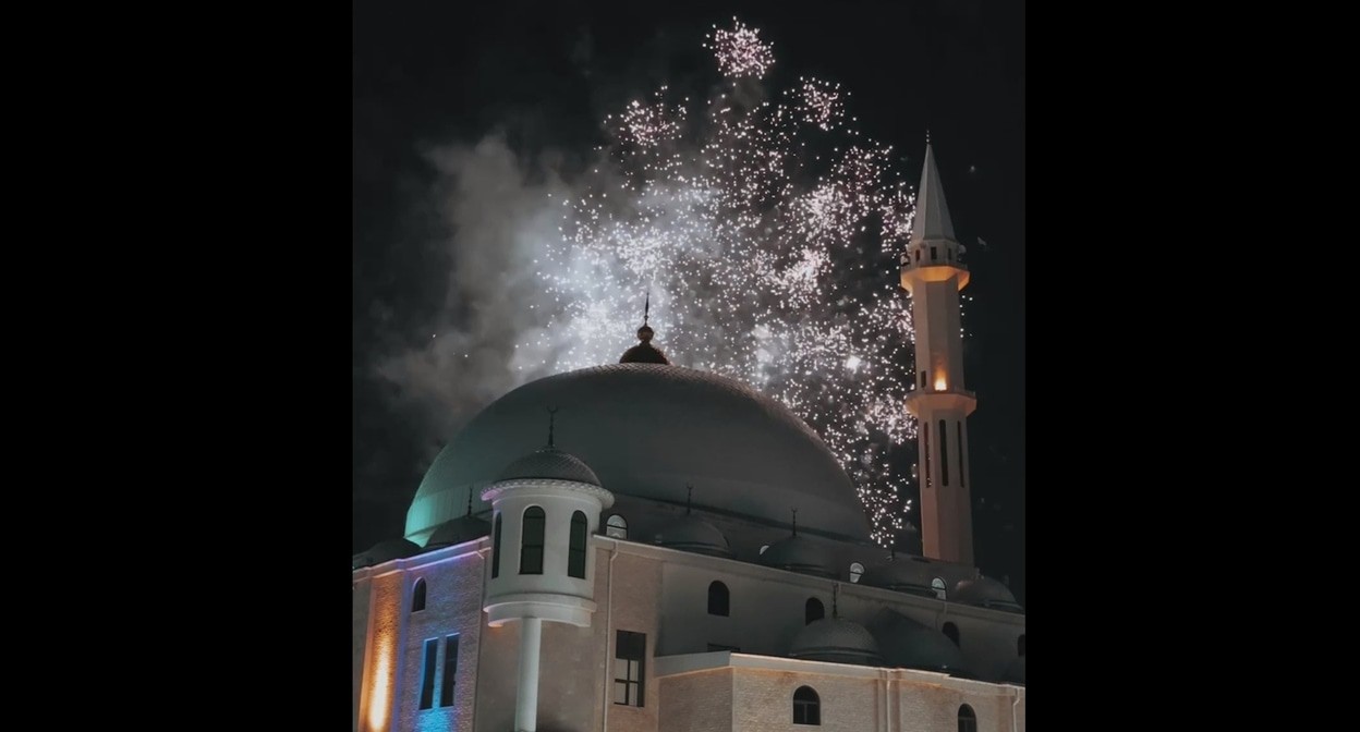 Фейерверк над мечетью им. Саида Афанди в Каспийске. Кадр видео из телеграм-канала Мурада Исмаилова https://t.me/muradismailow/4499
