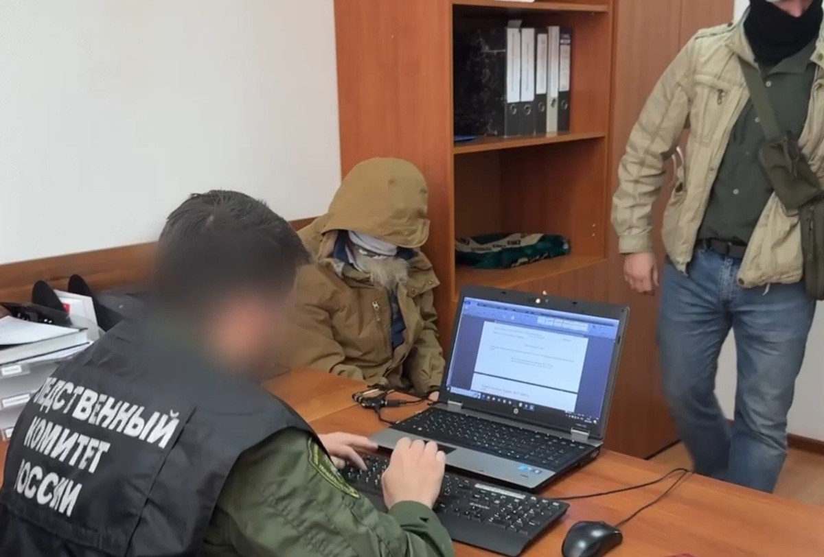 Обвиняемый в кабинете следователя. Стоп-кадр видео управления Следкома России по Ингушетии от 29.03.25, https://t.me/su_skr06/3274.
