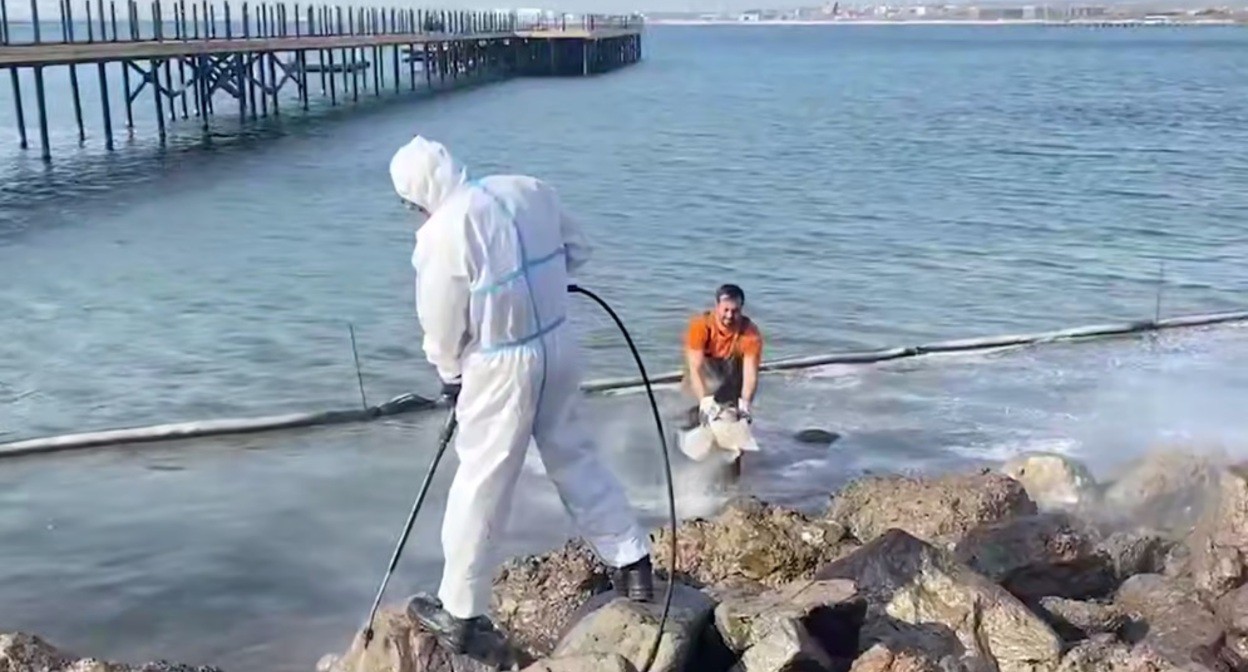 Очистка акватории морского порта Анапы. Кадр видео из телеграм-канала оперативного штаба Краснодарского края https://t.me/opershtab23/13063?single