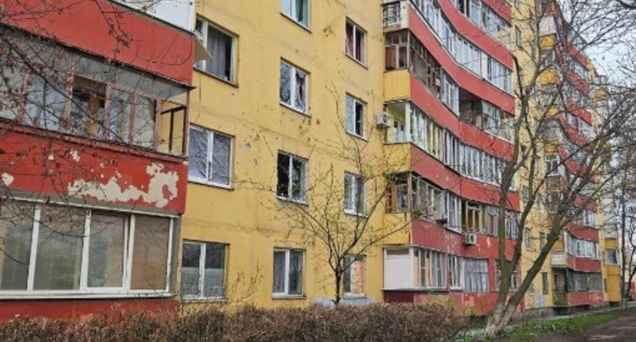 Выбитые окна в доме на улице Лизы Чайкиной в Таганроге после ночной атаки БПЛА. Скриншот публикации в телеграм-канале главы Таганрога Светланы Камбуловой https://t.me/KambulovaSvetlana/5176