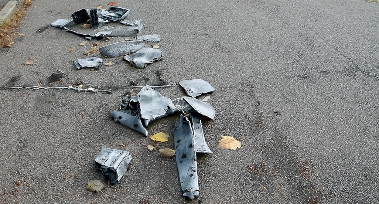 Обломки БПЛА. Иллюстрация создана "Кавказским узлом" с помощью ИИ в программе Photoshop