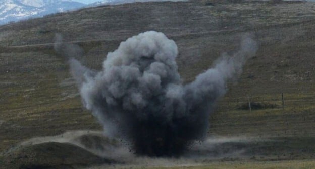 Взрыв мины. Кадр видео https://video.azertag.az/ru/site/video/228150