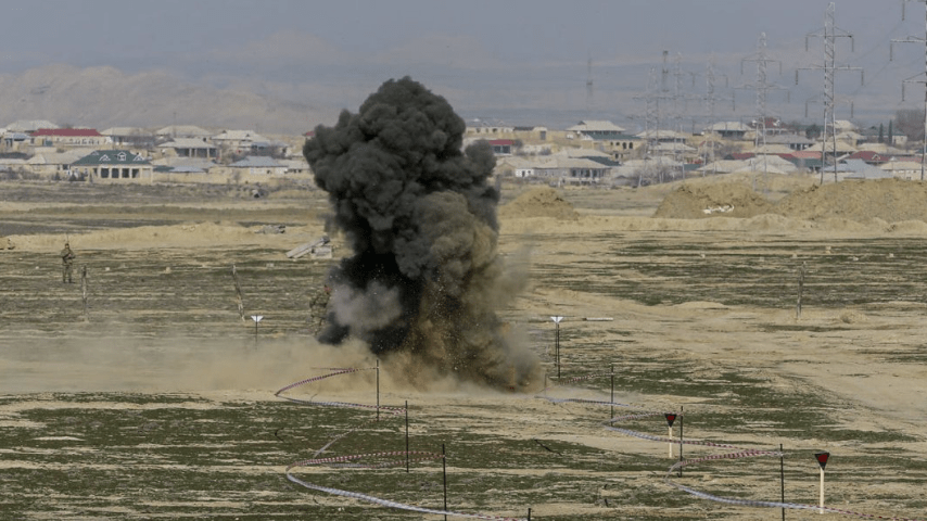 Взрыв мины. Скриншот фото Haqqin.Az  от 06.04.25, https://haqqin.az/news/344669.