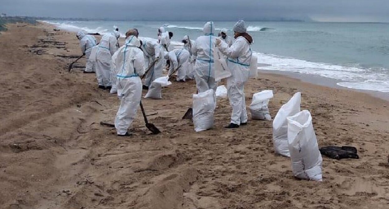 Уборка пляжей в Анапе. 7 апреля 2025 г. Фото: https://t.me/opershtab23/13145