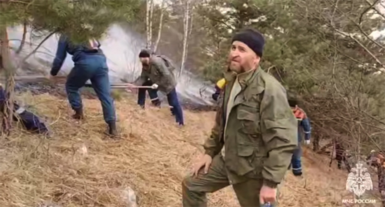 Тушение лесного пожара. 8 апреля 2025 г. Скриншот видео https://t.me/mchsdagestan/13829