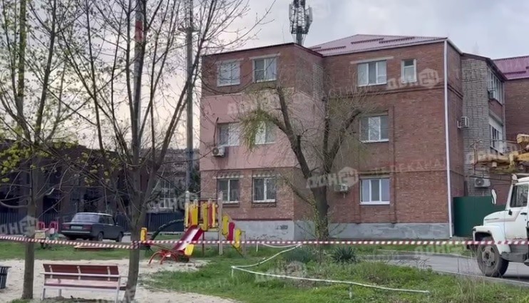 Дом в Аксае, куда упал беспилотник. Кадр видео из телеграм-канала Privet-Rostov.ru https://t.me/privet_rostov_ru/64723