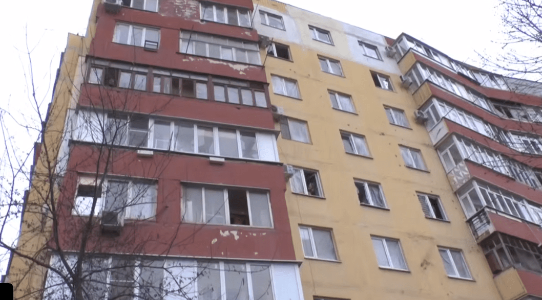 Выбитые окна в одном из домов после атаки БПЛА на Таганрог. Стоп-кадр видео из Telegram-канала администрации Таганрога от 02.04.25, https://t.me/taganrogadmin/11045
