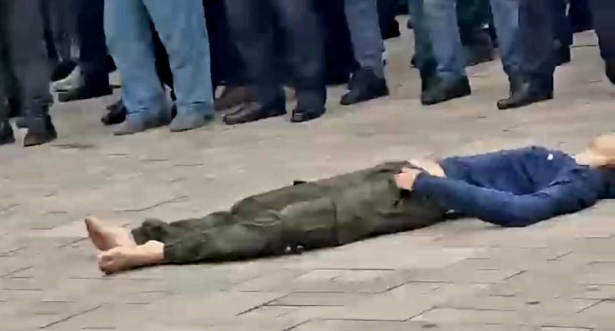 Митинг над телом убитого силовиками в Ачхой-Мартане. Стоп-кадр видео, обнародованного оппозиционным властям Чечни телеграм-каналом.