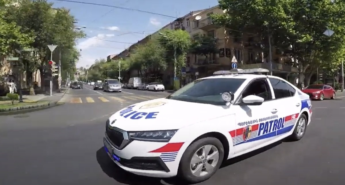 Полицейская машина в Ереване. Кадр видео POLICE of the RA MIA https://www.youtube.com/watch?v=6T2VcZ8JOew Полицейская машина в Ереване. Кадр видео POLICE of the RA MIA https://www.youtube.com/watch?v=6T2VcZ8JOew