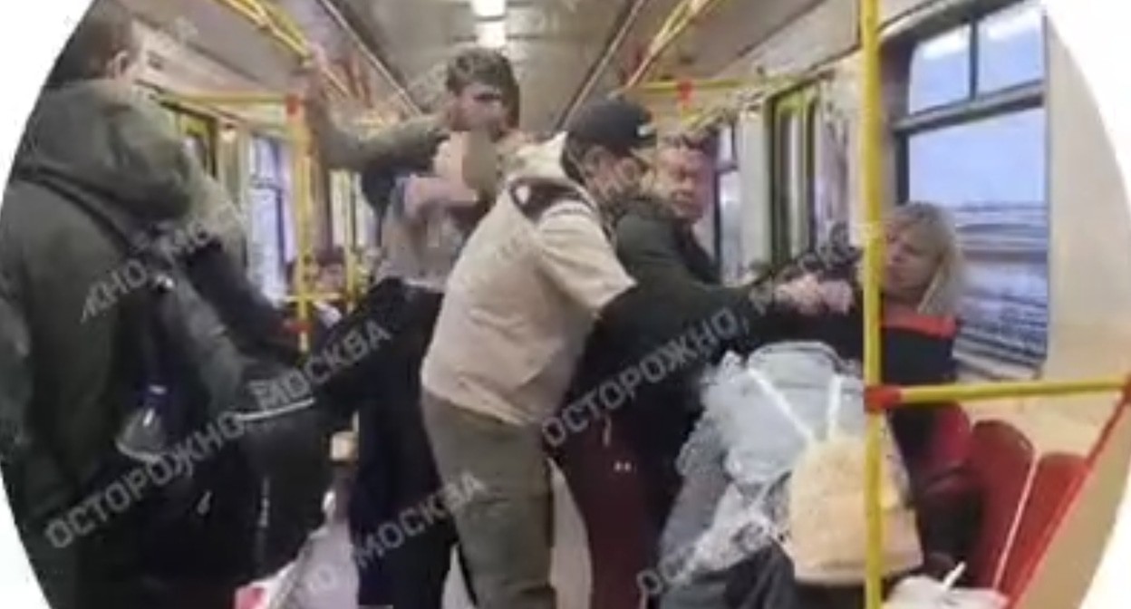 Драка в московском метро. Кадр видео t.me/ostorozhno_moskva/21562