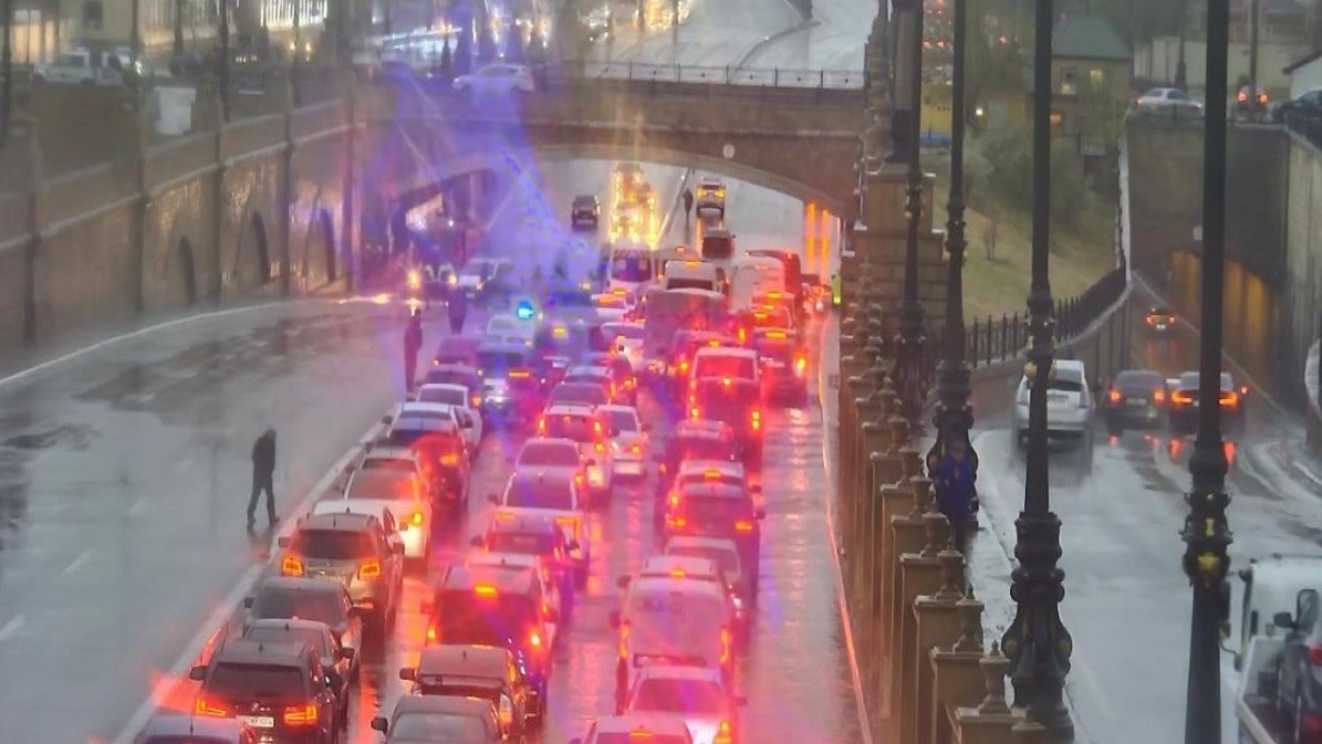 Ливни в Азербайджане. Скриншот публикации издания APA
https://ru.apa.az/proisshestvie/iz-za-problem-s-dvizeniem-na-ryade-dorog-vvedeny-ograniceniya-607854