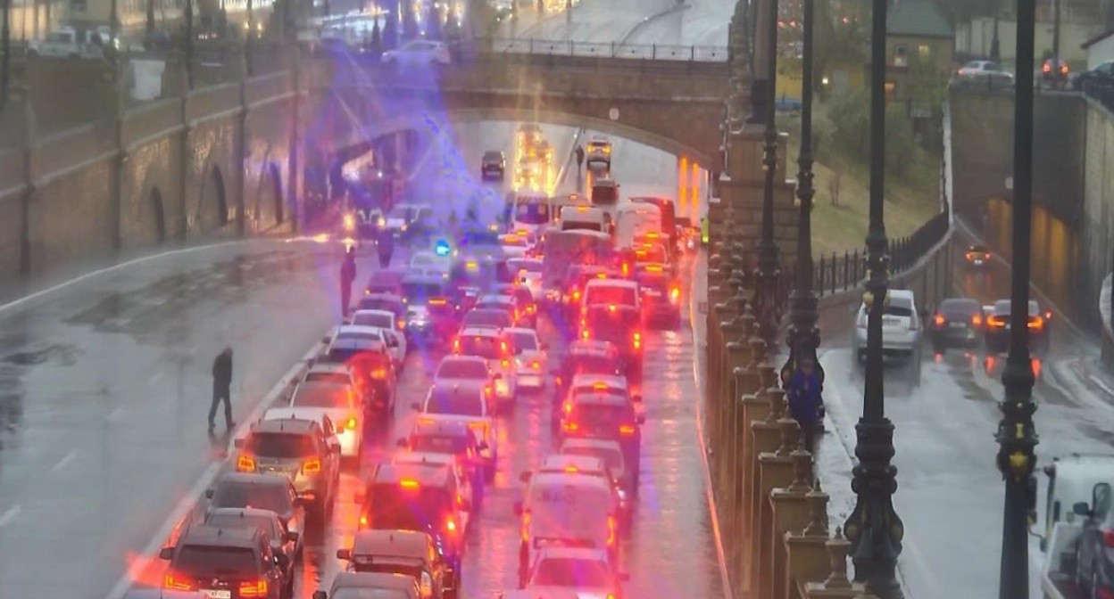 Ливни в Азербайджане. Скриншот публикации издания APA
https://ru.apa.az/proisshestvie/iz-za-problem-s-dvizeniem-na-ryade-dorog-vvedeny-ograniceniya-607854