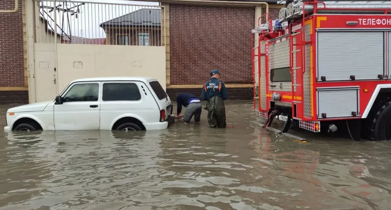 Восстановительные работы в Махачкале. 17 апреля 2025 г. Фото: МЧС России