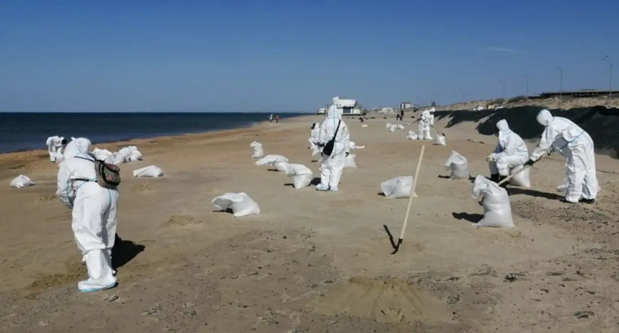 Уборка мазута с побережья Анапы. Фото: оперативный штаб Краснодарского края
