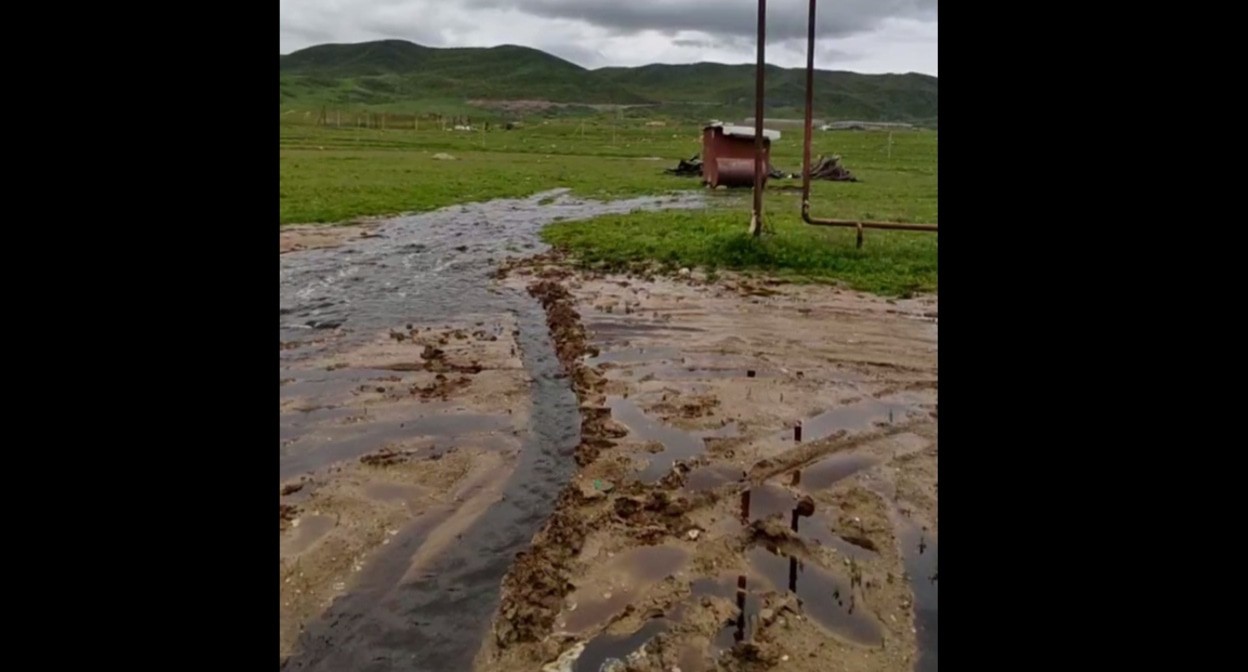 Стоки с мусорного полигона. 16 апреля 2025 года, Карабудахкентский район. Кадр видео из телеграм-канала "Черновика" https://t.me/chernovik_new/1910