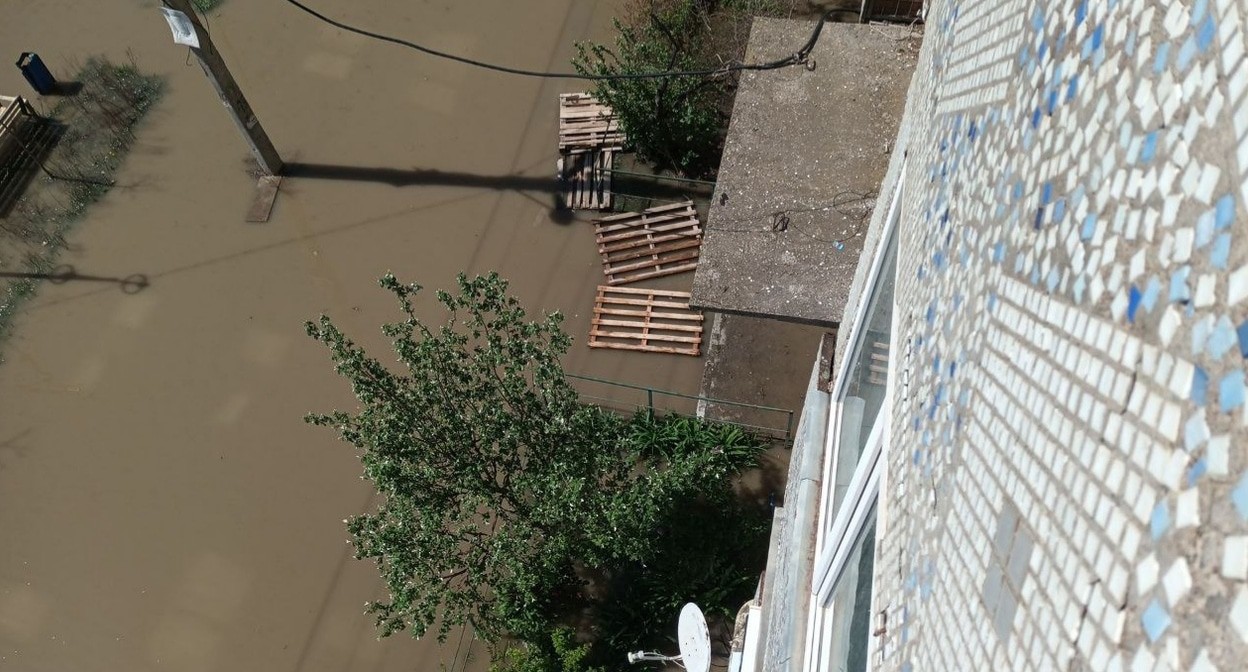 Затопленный двор пятиэтажки по улице Абаканской в Махачкале. 17 апреля 2025 года. Фото предоставлено "Кавказскому узлу" жильцом дома.
