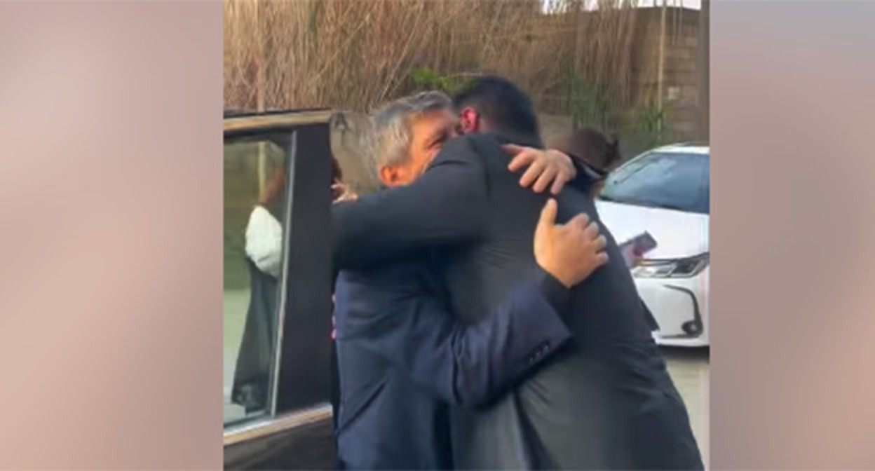 Аваз Зейналлы вышел на свободу. 25 апреля 2025 г. Скриншот видео https://www.facebook.com/watch/?v=1208467900786493