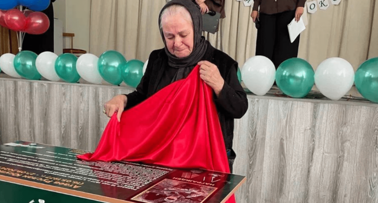 Открытие парты Руслану Атаеву. Скриншот фото из Telegram-канала администрации Кизилюрта т 23.04.25, https://t.me/kizilyurt_go/14927?single