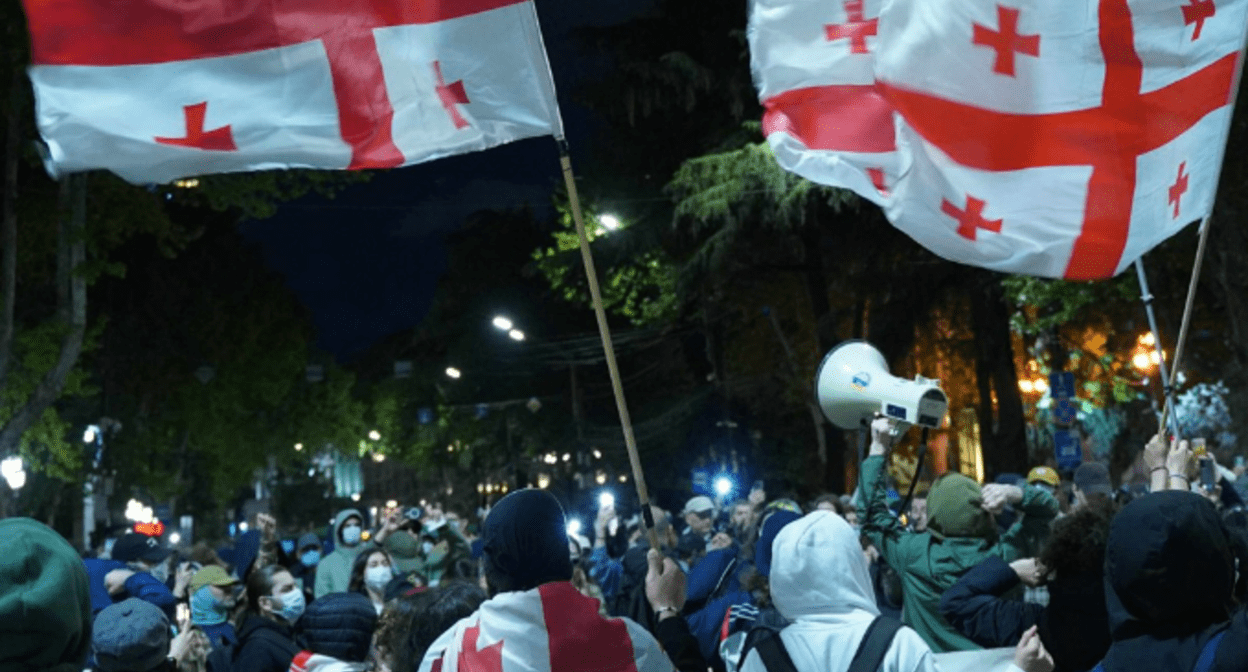 Обстановка на проспекте Руставели в Тбилиси, скриншот фото Publika от 27.04.25, https://www.facebook.com/photo/?fbid=1434005437999002&set=a.715406393192247 (деятельность компании Meta, владеющей Facebook*, запрещена в России).