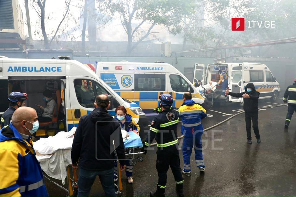 Эвакуация пациентов больницы из-за пожара на рынке в Тбилиси. Скриншот публикации в телеграм-канале "NEWSGEORGIA/Новости – Грузия" https://t.me/NGnewsgeorgia/24059 Эвакуация пациентов больницы из-за пожара на рынке в Тбилиси. Скриншот публикации в телеграм-канале "NEWSGEORGIA/Новости – Грузия" https://t.me/NGnewsgeorgia/24059