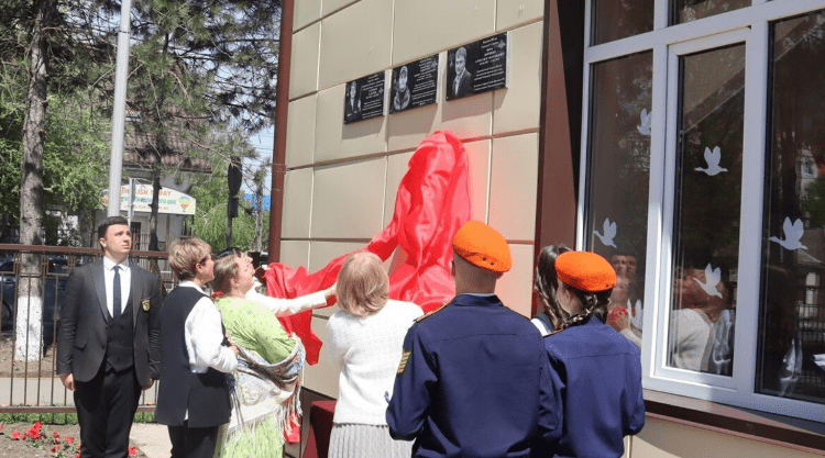 Открытие мемориальных досок убитым в зоне СВО бойцам. Скриншот фото из Telegram-канала администрации Батайска от 30.04.25, https://t.me/batayskadministration/11398.