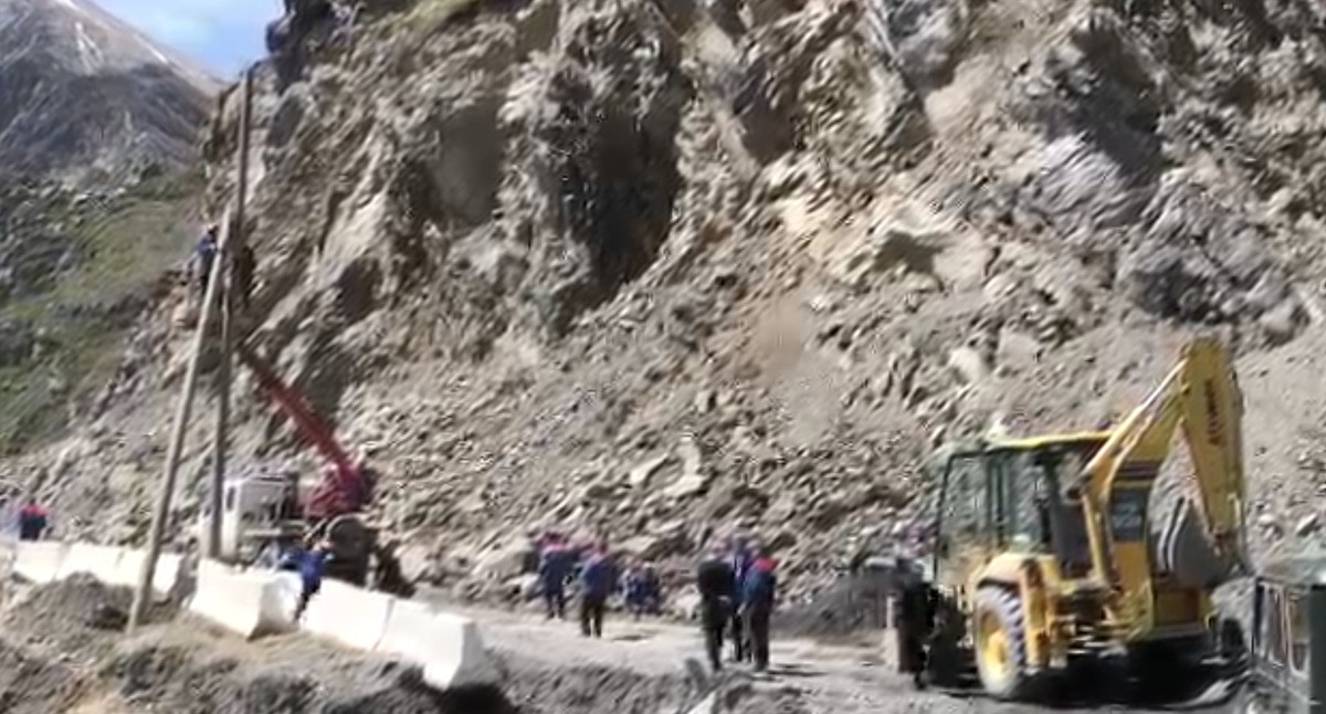 Работы по восстановлению энергоснабжения в Ахтынском районе. Кадр видео Минэнерго Дагестана t.me/minenergo_rd/3200