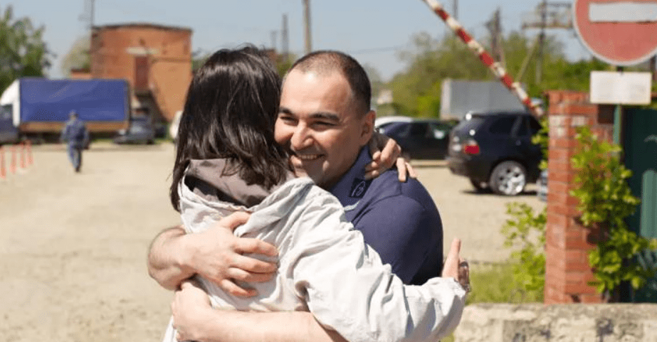 Инвер Сиюхов после освобождения. Скриншот фото из Telegram-канала "ОВД-Инфо" (признано иноагентом) от 01.05.25, https://t.me/ovdinfolive/37536