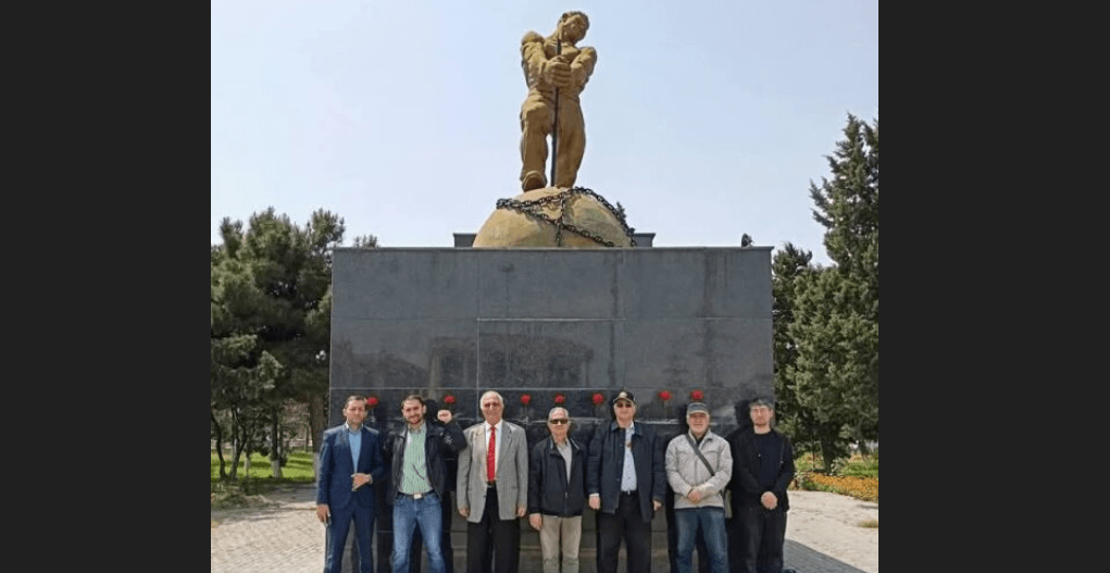 Участники первомайской акции в Баку. Скриншот фото с сайта Reyting.Az от 01.05.25, https://reyting.az/cemiyyet/131008-kommunistler-bakida-1-may-gezintisine-cixiblar.html?fbclid=IwY2xjawKAed9leHRuA2FlbQIxMQBicmlkETE5Y3BtV2V2UkJKZE9FZjZ1AR6848eutna8K3BqQqYi4GbyXBK_rfsrYM6yckaj-u0Ns-upx7a2s7R9K8cNmA_aem_NrzulvmFOShZd7493LKvWw