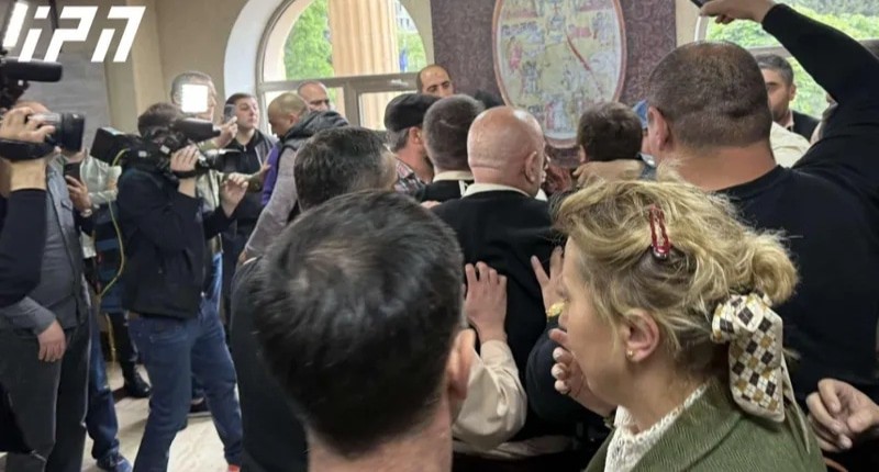 Люди в зале Тбилисского горсуда после решения о штрафах Анне Курашвили и Миранде Багатурия. Фото: "Интерпрессньюс" https://www.interpressnews.ge/ru/article/168190-sud-oshtrafoval-predstavitelnits-press-sluzhby-girchi-bolshe-svobody-i-akhali-annu-kurashvili-i-mirandu-bagaturiia-na-4000-lari-kazhduiu-oglashenie-prigovora-povleklo-shum