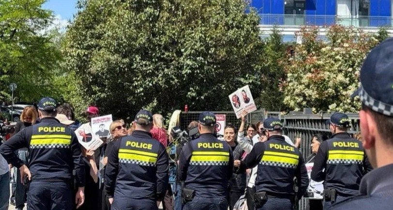 Полицейские и протестующие около здания Высшей школы юстиции. Тбилиси, 3 мая 2025 года. Фото: "Интерпрессньюс" https://www.interpressnews.ge/ru/article/168218-u-vysshei-shkoly-iustitsii-provodiat-aktsiiu-roditeli-zaderzhannykh-vo-vremia-protestov-oni-ustroili-sudiam-tn-koridor-pozora
