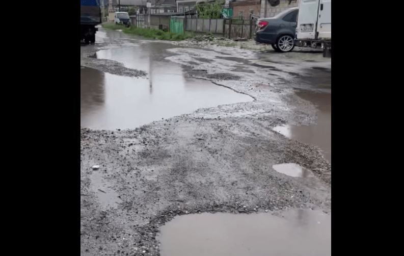 Состояние улицы Шогенцукова в Нарткале. Стоп-кадр видео из Telegram-канала "ЧП Нальчик" от 29.04.25, https://t.me/chpnalchik/14568.