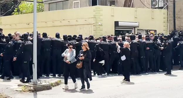 Сотрудники полиции возле здания суда во время заседания по жалобе на приговор Ягублу. Баку, 6 мая 2025 г. Фото: https://www.facebook.com/100005099108344/videos/pcb.2927470094099599/1895776787840008 принадлежит компании Meta деятельность которой запрещена в России