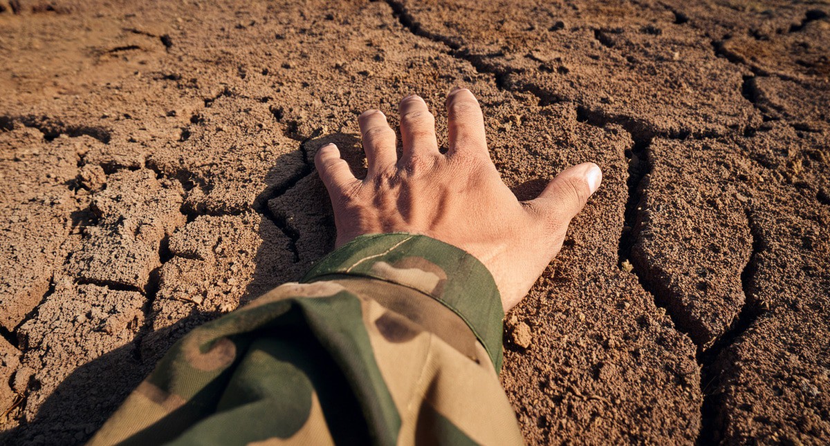 Рука военного. Иллюстрация создана "Кавказским узлом" с помощью ИИ в программе Photoshop