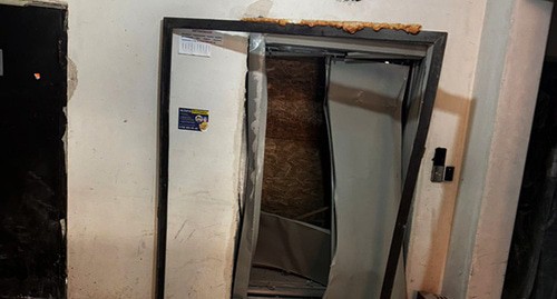 Дверь квартиры после взрыва. 25 марта 2025 г. Фото предоставила жительница одной из квартир