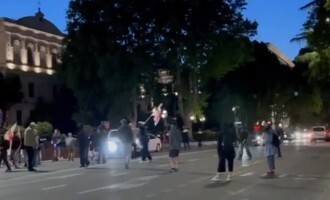 Акция на проспекте Руставели в Тбилиси 7 мая 2025 года. Скриншот видео, опубликованного в телеграм-канале Tbilisi_life 
