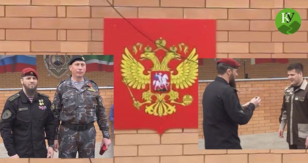 Награждение Адама Кадырова, герб России без крестов. Коллаж "Кавказского узла". 12 мая 2025 г. Скриншот видео https://lenta.ru/news/2025/05/13/na-nagrazhdenii-adama-kadyrova-zametili-gerb-rossii-bez-krestov/ https://t.me/RKadyrov_95/5727