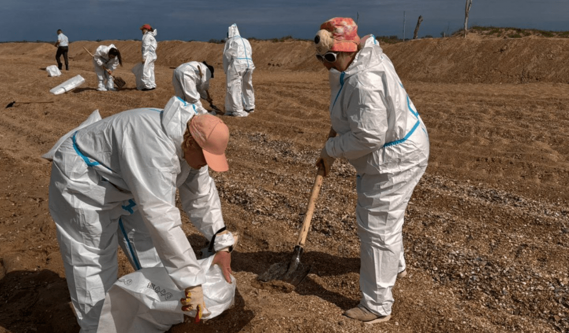 Уборка новых выбросов мазута. Скриншот фото  из Telegram-канала оперштаба от 17.05.25, https://t.me/opershtab23/13499.