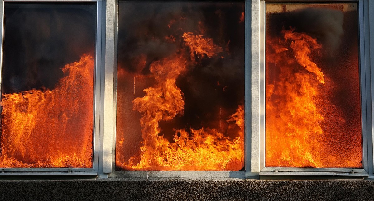 Пожар в многоквартирном доме. Иллюстрация создана "Кавказским узлом" с помощью ИИ в программе Photoshop